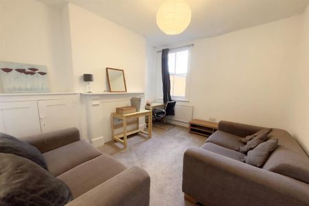 4 bedroom semi-detached house to rent - Photo 4