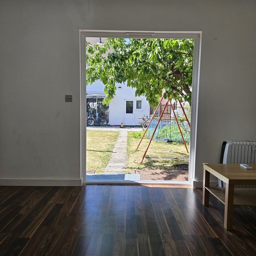 1 Bed Flat, Demesne Road, SM6 - Photo 1