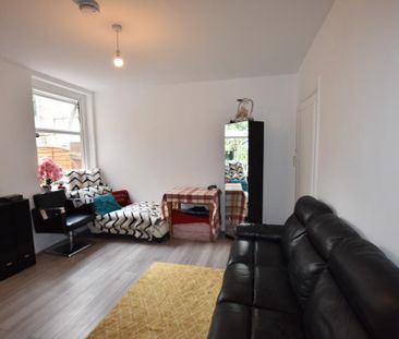 3 bedroom end of terrace house to rent - Photo 2