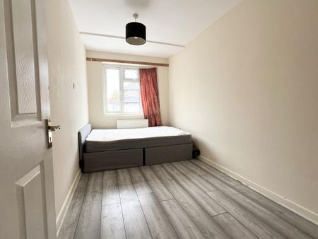 3 bedroom flat to rent - Photo 3