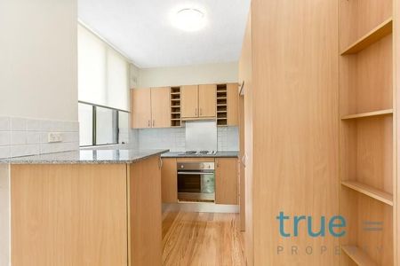 TIDY APARTMENT IN CONVENIENT LOCALE - Photo 3