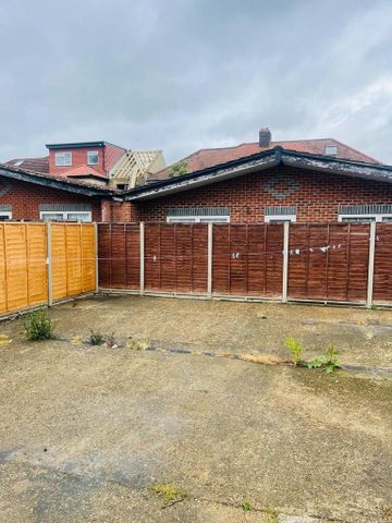 1 bedroom in a house share to rent - Photo 2