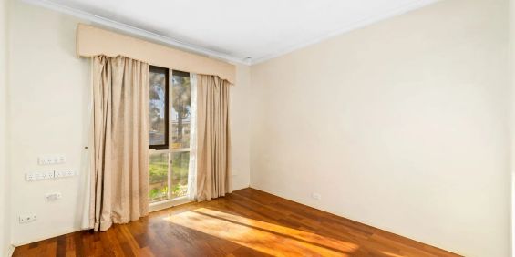 Family Home in the Heart of Hoppers Crossing - Photo 3