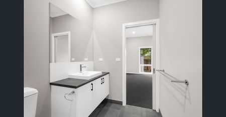 Beautiful 4-Bedroom Townhouse! - Photo 4