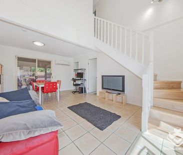 This standalone townhouse with 4 air-cons andfree swimming pool and... - Photo 1