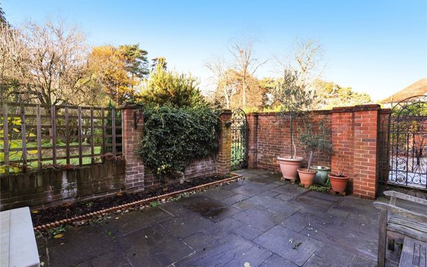 St. Georges Road, Weybridge, Surrey, KT13 - Photo 1