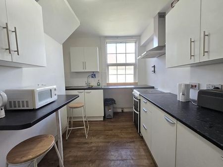 1 bedroom in a flat share to rent - Photo 2