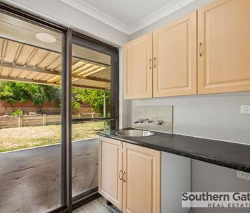 COSY FAMILY HOME IN CONVENIENT LOCATION - Photo 4