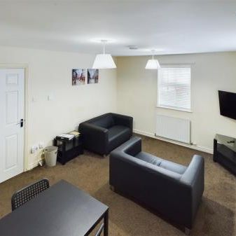 4 bedroom Semi-detached house To Let - Photo 1