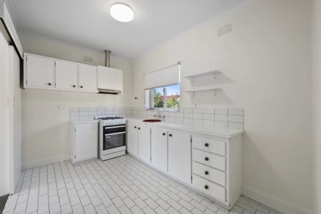 Spacious One-Bedroom in Leafy West Preston - Photo 4