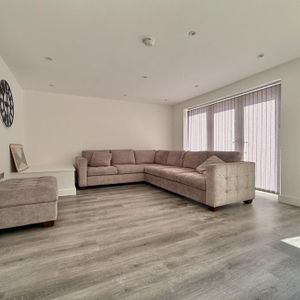 1 bedroom in a house share to rent - Photo 2