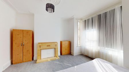1 bedroom in a house share to rent - Photo 2
