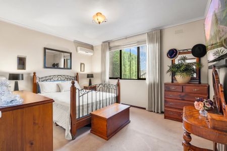 Modern Two‑Storey Townhouse in a Prime Inner‑City Location - Photo 5