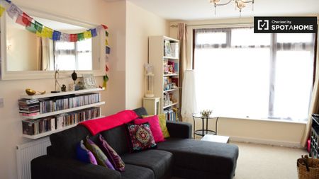 Ensuite room in 3-bedroom apartment in Ballinteer, Dublin - Photo 4