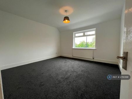 4 bedroom semi-detached house to rent - Photo 2