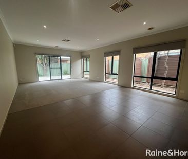 18 Gardenia Way, Caroline Springs, VIC 3023 - Photo 4