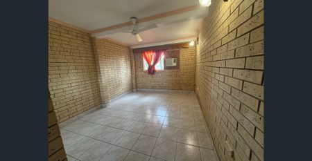 Spacious 3-Bedroom Home with Enclosed Garage - Photo 4