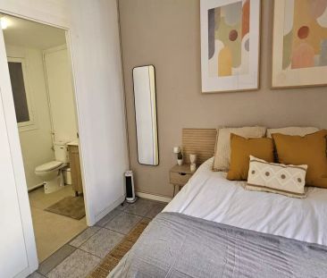 Room in a shared 9-bedroom apartment for rent in La Dreta de l'Eixa... - Photo 5