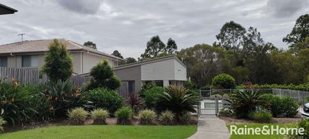 FANTASTIC LOCATION & PEACEFUL HOME! NBN, Air-Con, 3 Bed 2&1/2 Bath Townhouse, Pool, Gym - Photo 2