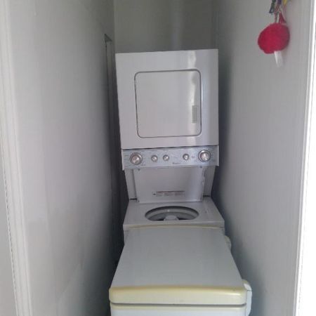 🏡 Magnifique 4½ rénové et meublé à louer – Montréal-Est, à deux pas du fleuve 📍 : 53A avenue Dubé, Montréal-Est (QC) H1B 4W8 💰 Loyer : 2 000 - Photo 3