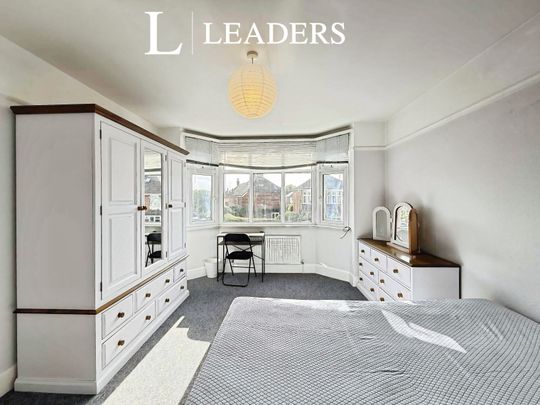 6 bedroom detached to rent Namu Road - Photo 1