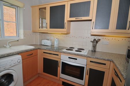 Tinsley Lane, Three Bridges, RH10 - Photo 2