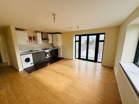 Flat - Barking Road, London, E6 - Photo 2