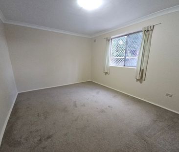 Spacious 2 Bedroom Apartment in Convenient Location - Photo 2