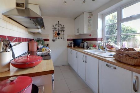 3 bedroom semi-detached house to rent - Photo 4
