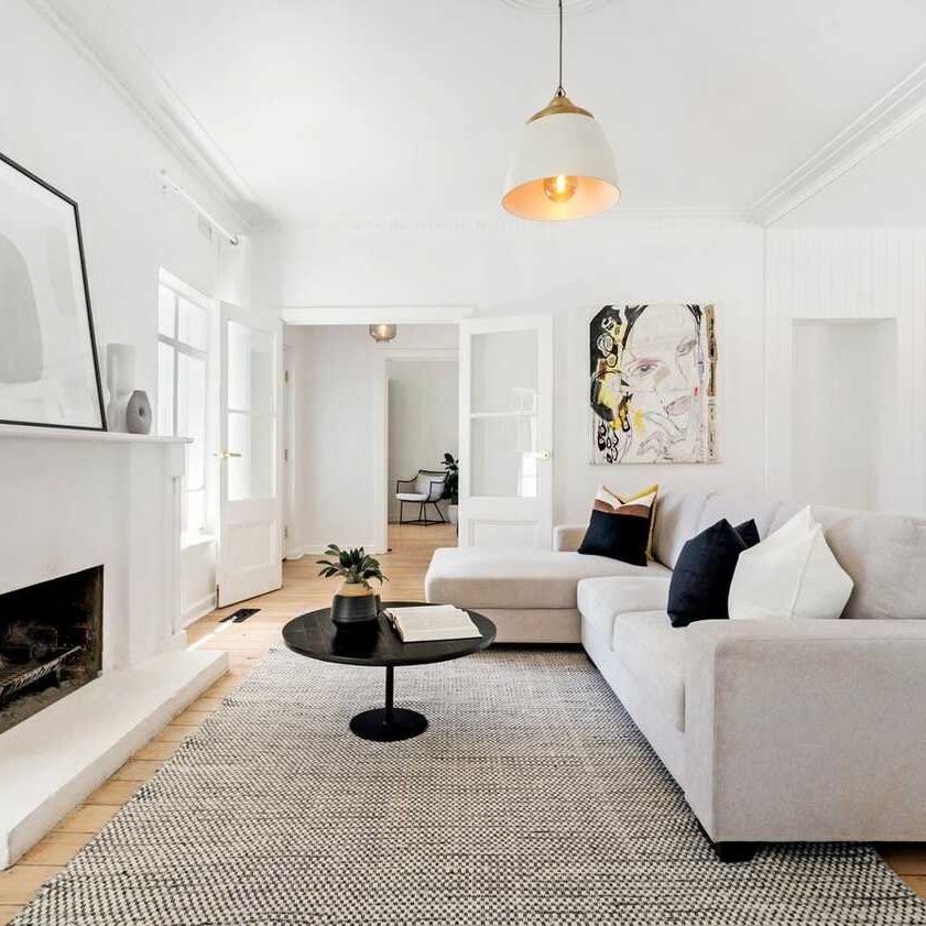 RENOVATED SPACIOUS 2/3 BEDROOM HOME - Photo 1