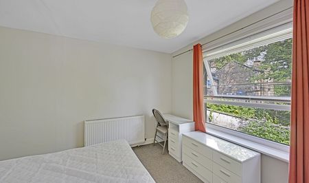 Spacious 4-Bed Student House with Large Communal Garden & Free Parking - Photo 2