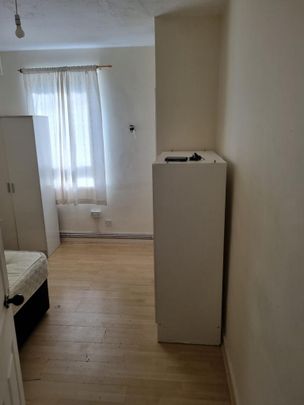 1 bedroom in a flat share to rent - Photo 1