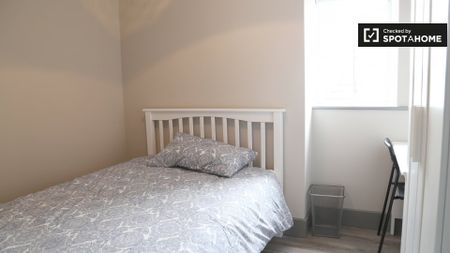 Rooms for rent in 5-bedroom apartment in Whitehall, Dublin - Photo 4