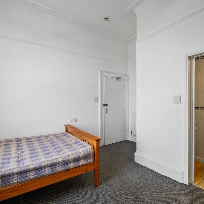 10 bedroom house share to rent - Photo 1