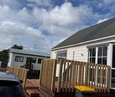 Newly renovated 3 bedroom home - Photo 5