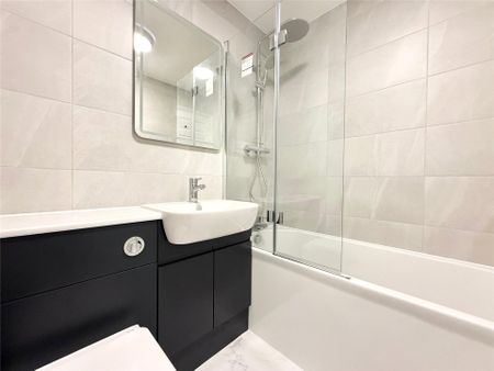 2 bedroom House in Bishops Drive, Wokingham - Photo 5