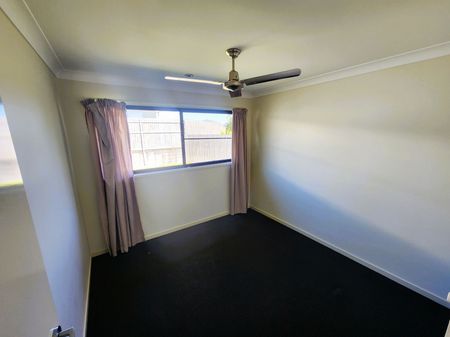 SPACIOUS 4 BEDROOM HOME! - Photo 3