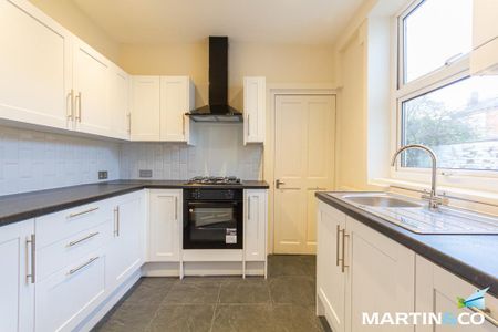 4 bedroom end of terrace house to rent - Photo 2