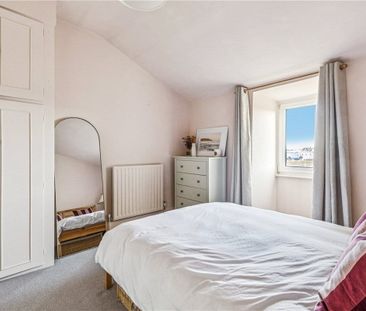 Excellent top floor, two bedroom apartment which is well situated j... - Photo 5