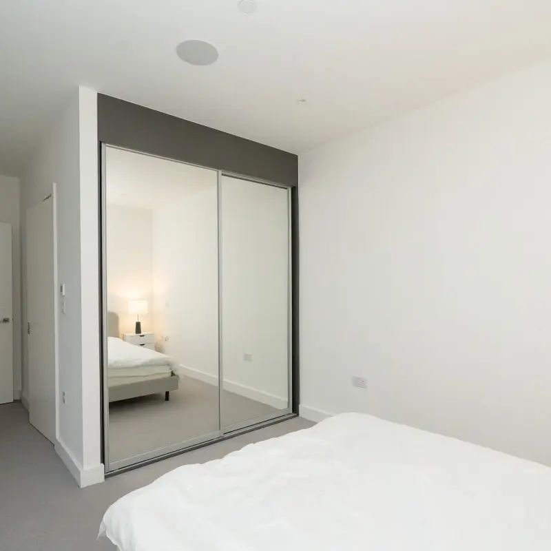 2 bedroom flat in London - Photo 1