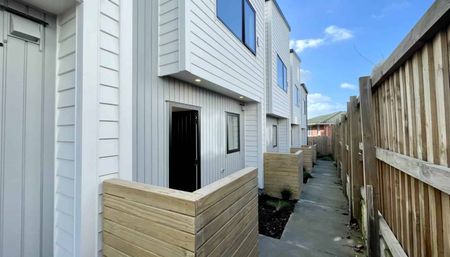 Modern 2-Bedroom Townhouse in Te Atatu South - Photo 5