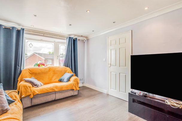 Victoria Grove, Wakefield - Photo 1