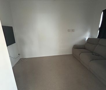 Helensvale - Photo 2