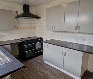 4 bedroom semi-detached house to rent - Photo 6