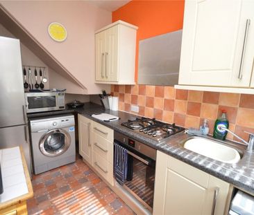 1 Bed Terraced House, Longroyd Place, LS11 - Photo 2