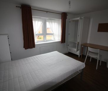 4 bedroom semi-detached house to rent - Photo 2