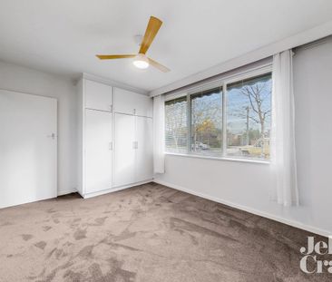 FABULOUS LOCATION – FULLY RENOVATED GROUND FLOOR APARTMENT - Photo 3
