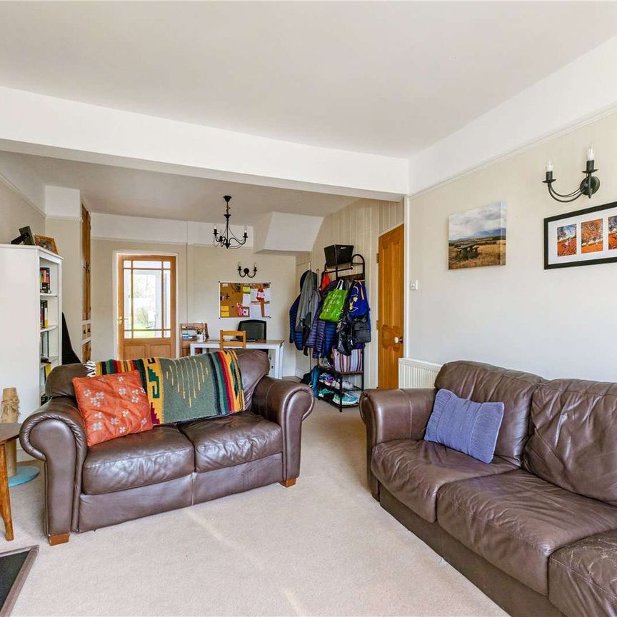 Beautifully presented three bedroom family home set over three floors in superb location. - Photo 1