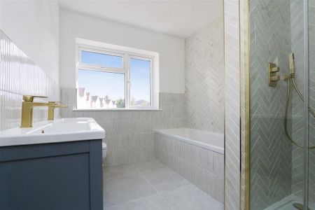 3 bedroom end of terrace house to rent - Photo 4