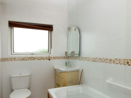 Semi-detached house to rent on - Photo 4